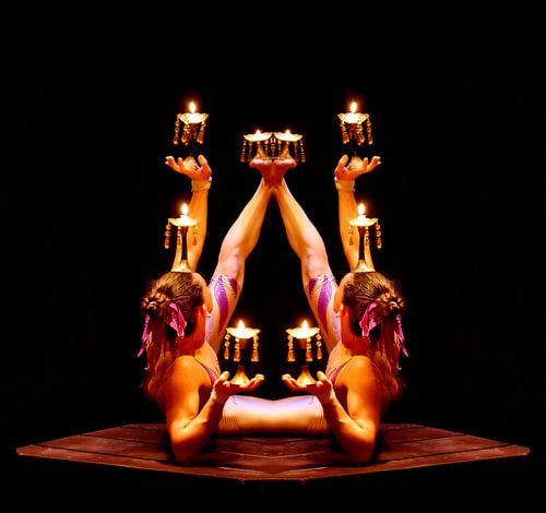 Menselijke kandelaar gereflecteerd samen