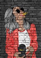 Grappige jonge vrouw graffiti op zwarte muur