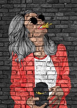 Lustige junge Frau Graffiti auf schwarzer Mauer