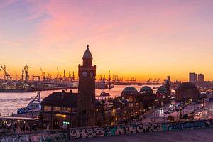 St.-Pauli-Landungsbrücken bei Abenddämmerung