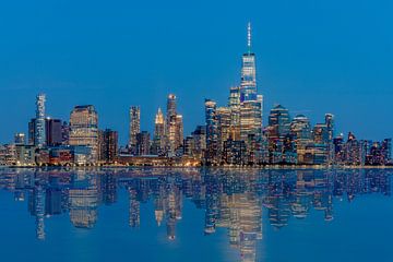 Manhattan Skyline met reflectie vanaf Hoboken, New Jersey van Jan van Dasler