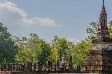 Boeddha op afstand in Sukhothai van Marilyn Bakker
