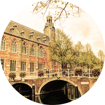 Nonnenbrug met Academiegebouw Leiden Nederland Oud van Hendrik-Jan Kornelis