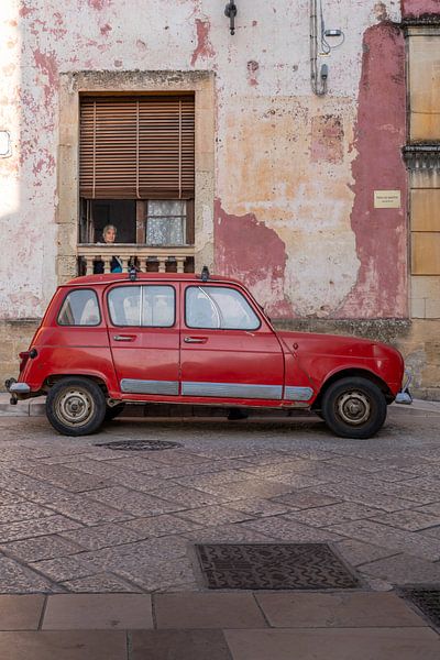 Frau wacht über Renault 4 von Humphry Jacobs