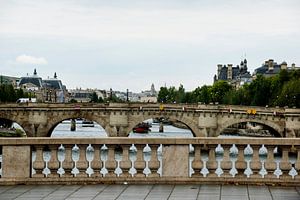 Aktivität auf der Pont Neuf Brücke in Paris