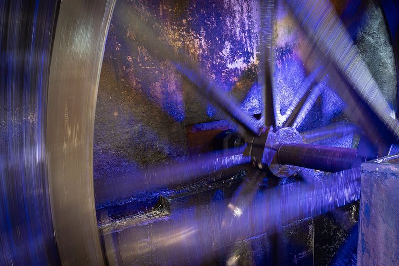 Rotierende Wassertafel in blauem Licht von Eugene Winthagen