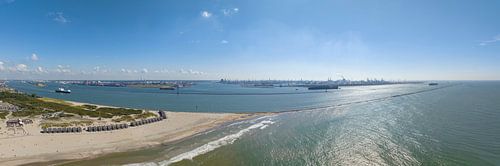 Hoek van Holland met de Nieuwe Waterweg en strand van boven.