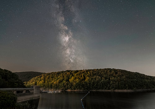 Nuit au-dessus de la baie près de Heimbach