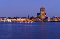 Skyline van Dordrecht met Grote Kerk in de avondschemering van Merijn van der Vliet thumbnail