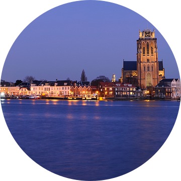 Skyline van Dordrecht met Grote Kerk in de avondschemering van Merijn van der Vliet