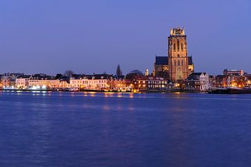 Skyline von Dordrecht mit Grote Kerk in der Abenddämmerung von Merijn van der Vliet