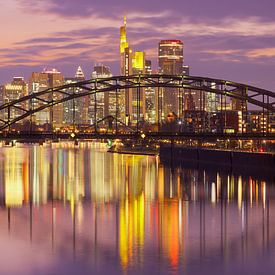 Frankfurt in de avond van Patrick Lohmüller