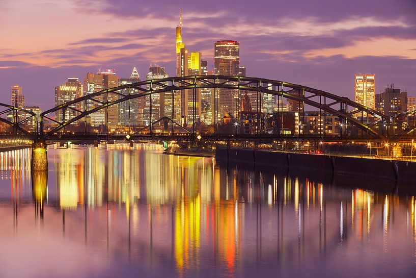 Frankfurt in de avond van Patrick Lohmüller