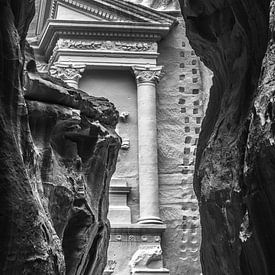The Treasury + the siq in Petra, Jordan by Lizanne van Spanje