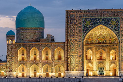 Verlicht Registanplein in Samarkand