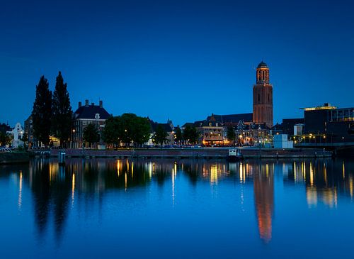 Zicht op Zwolle in de avond
