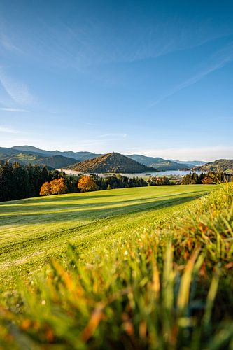 Eerste zonnestralen in de herfst met uitzicht op de Hochgrat, Staufen en Oberstaufen