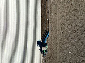 Tractor ploegt de grond voor het planten van gewassen