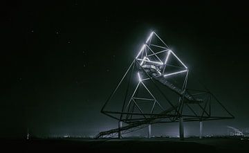 Moederschip Zeta - De beroemde tetraëderstructuur in Bottrop van Jakob Baranowski - Photography - Video - Photoshop