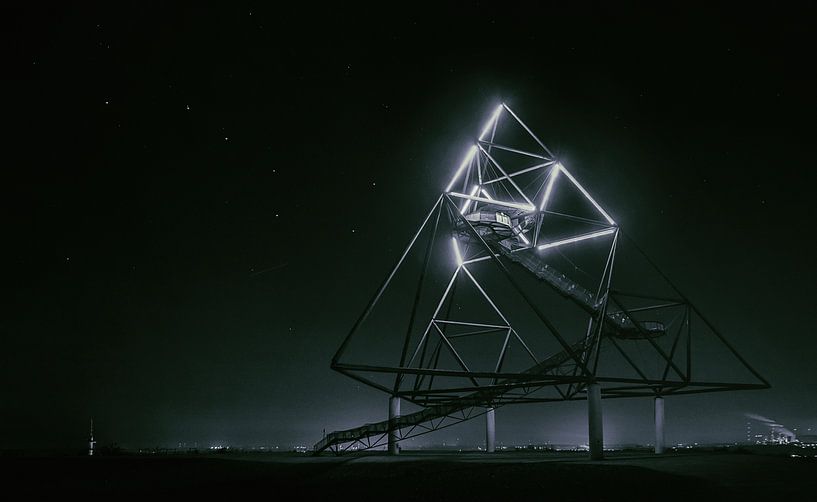 Das berühmte Tetraeder Bauwerk in Bottrop bei Nacht von Jakob Baranowski - Photography - Video - Photoshop