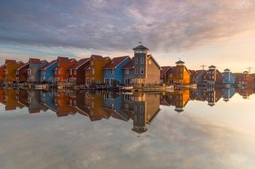 Landschap, gekleurde huisjes bij het water tijdens zonsopkomst van Marcel Kerdijk