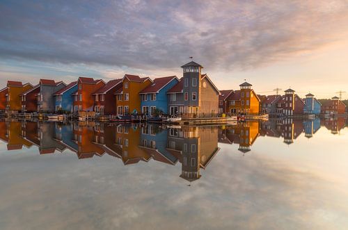 Landschap, gekleurde huisjes bij het water tijdens zonsopkomst