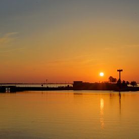 Haven van Harderwijk met een zonsondergang van Gerard de Zwaan