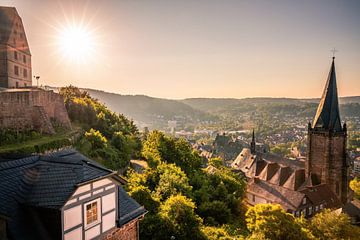 Uitzicht over Marburg, de Schlossberg in de zonsopgang van Fotos by Jan Wehnert