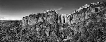 Paysage près de la ville de Ronda en Espagne en Andalousie en noir et blanc sur Manfred Voss, Schwarz-weiss Fotografie