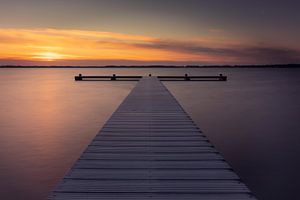 Großer Steg im Zuidlaardermeer bei Sonnenaufgang