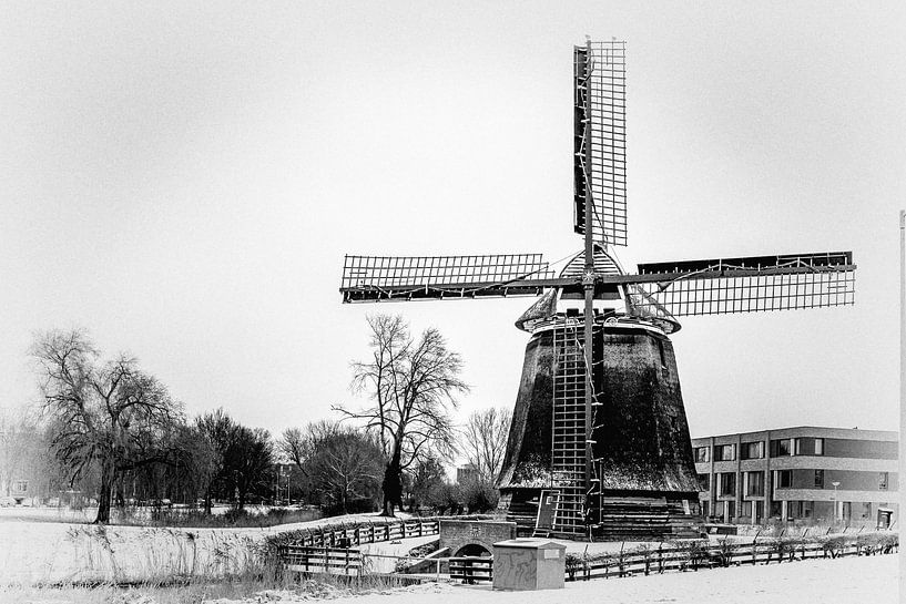 Mühle in winterlicher Atmosphäre von Annette van Dijk-Leek