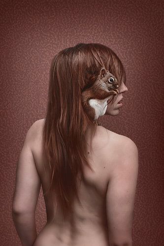 Elegante Vrouw met Speelse Eekhoorn: Een Betoverende Interactie van Mens en Natuur