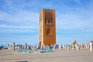 De Hassan Toren tegenover het Mausoleum of Koning Mohamed V in Rabat Marokko van Eye on You