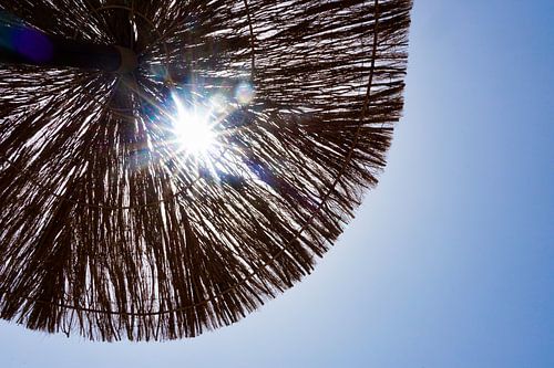 Korbsonnenschirm im blauen Himmel