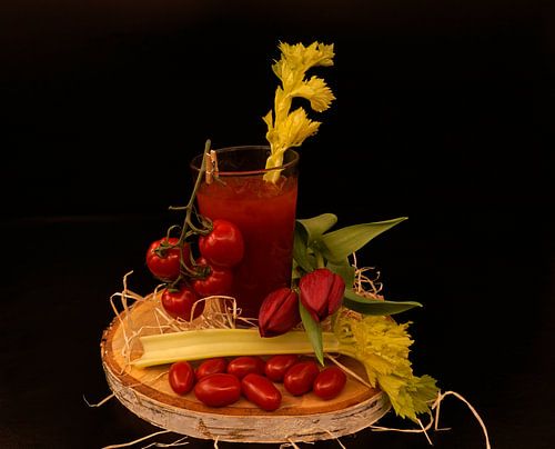 Tomato wodka cocktail met selderij en trostomaten.