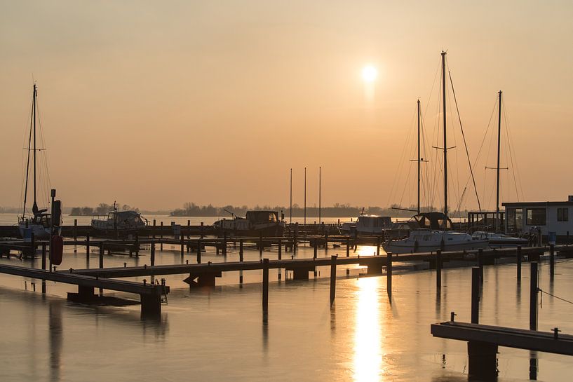 Kalter Sonnenuntergang in Port Loosdrecht von Danielle Bosschaart