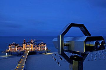 De pier van Sellin op het eiland Rügen tijdens het blauwe uur