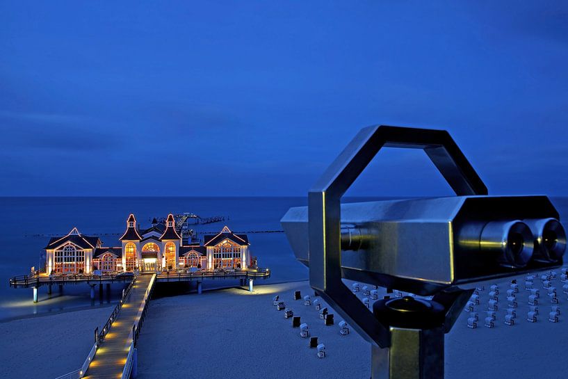 Seebrücke Sellin auf Rügen zur blauen Stunde von Frank Herrmann