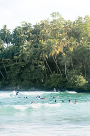 Surfeurs sur une plage du Sri Lanka