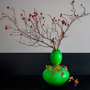 Nature morte avec vase vert et fond en argent