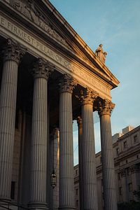 Piliers de la justice : architecture historique au coucher du soleil