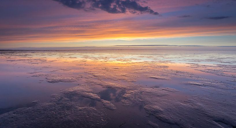 Ebbe im Wattenmeer bei Sonnenuntergang  von Martijn van Dellen