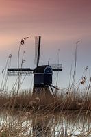 De Broekmolen na zonsondergang