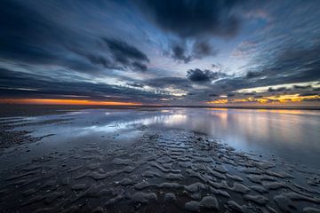 Avond strand spiegling op Texel