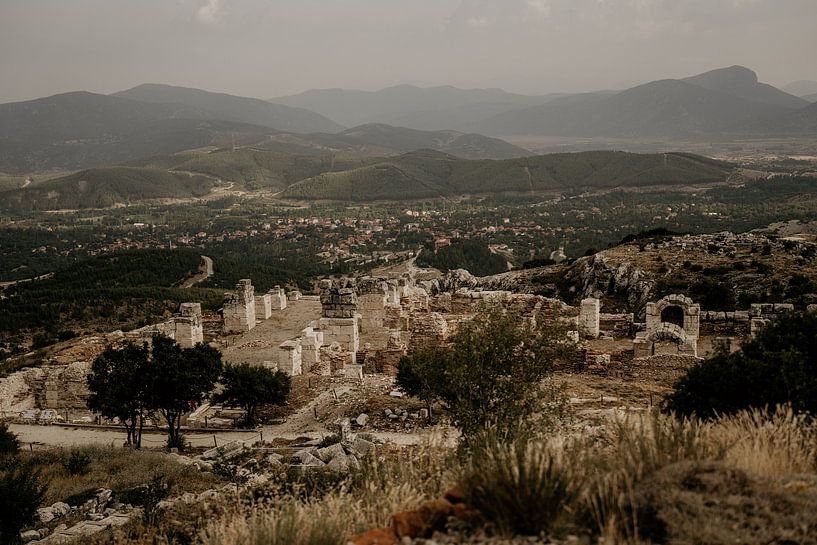 Ruinen einer antiken römischen Stadt in der türkischen Berglandschaft von Christa Stories