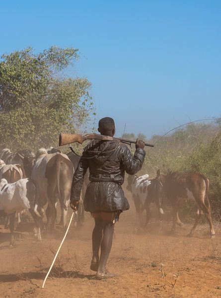 Herder met geweer in Madagaskar van Jeroen Kleiberg