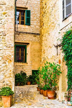 Vieux village méditerranéen idyllique avec ruelle étroite. sur Alex Winter