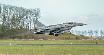 Take-off Poolse Lockheed Martin F-16D Fighting Falcon.