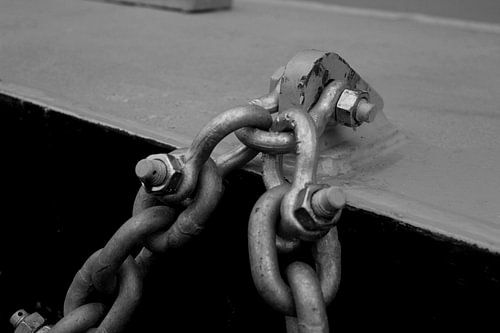 Object in verlaten industriële ruimte (1 van 7)