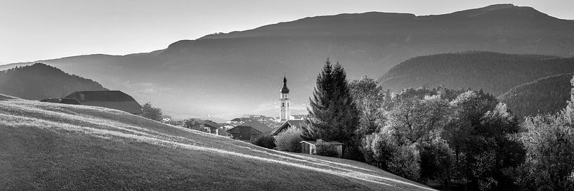 Kastelruth Landschaft in schwarz-weiß von Manfred Voss, Schwarz-weiss Fotografie